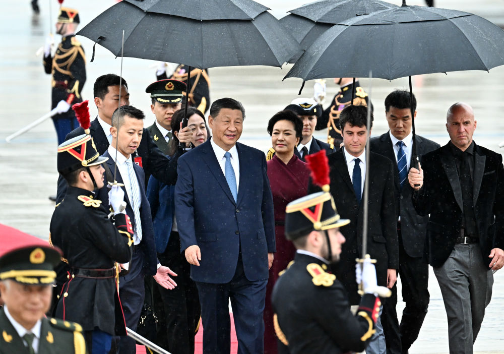 當地時間5月5日下午，國家主席習近平乘專機抵達巴黎，應法蘭西共和國總統馬克龍邀請，對法國進行國事訪問。習近平乘坐專機抵達巴黎奧利機場時，法國總理阿塔爾等法國政府高級代表熱情迎接。