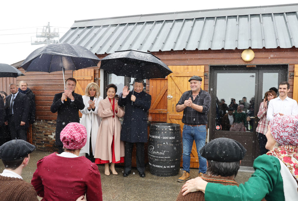 當地時間5月7日，應法國總統馬克龍特別邀請，國家主席習近平乘專機來到法國西南部上比利牛斯省訪問。在圖爾馬萊山口“牧羊人驛站”，習近平和夫人彭麗媛同馬克龍和夫人布麗吉特共同欣賞當地村民表演的具有濃郁南法風情的牧羊人之舞。