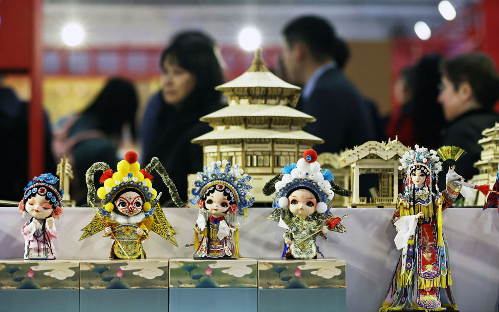 2024年5月1日，在法國巴黎國際博覽會上，人們在“遇鑒中國”中華文化主題展上參觀。