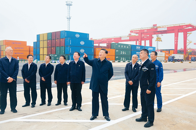 2024年5月22日至24日，中共中央總書記、國家主席、中央軍委主席習近平在山東考察。這是22日下午，習近平在日照港察看全自動化集裝箱碼頭作業場景。