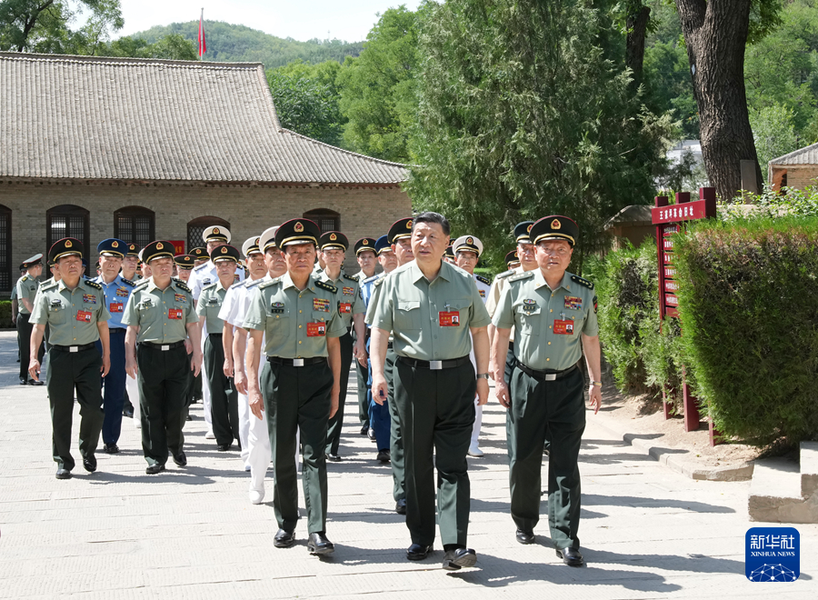 6月17日至19日，中央軍委政治工作會議在陜西延安召開。中共中央總書記、國家主席、中央軍委主席習近平出席會議併發表重要講話。這是17日下午，習近平帶領軍委一班人和各部門各單位主要負責同志瞻仰王家坪革命舊址。