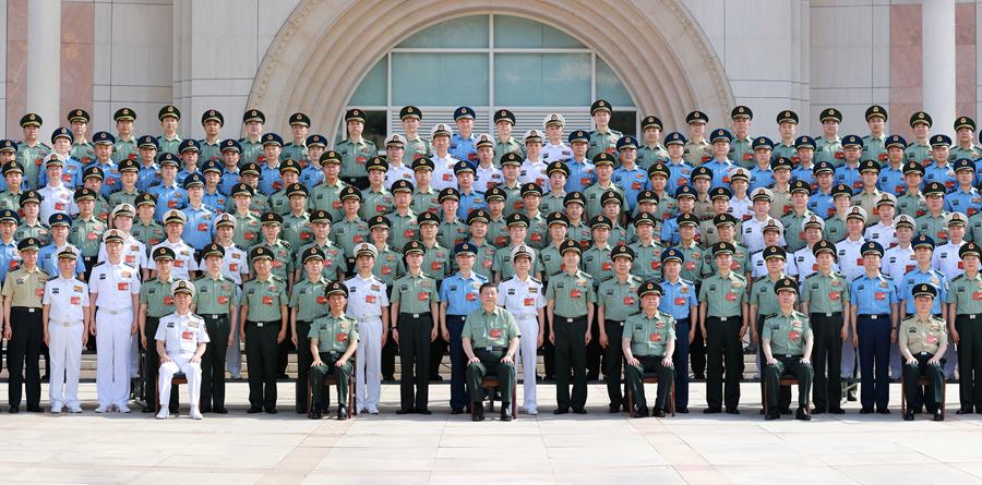 6月17日至19日，中央軍委政治工作會議在陜西延安召開。中共中央總書記、國家主席、中央軍委主席習近平出席會議併發表重要講話。這是17日下午，習近平親切接見會議全體代表。