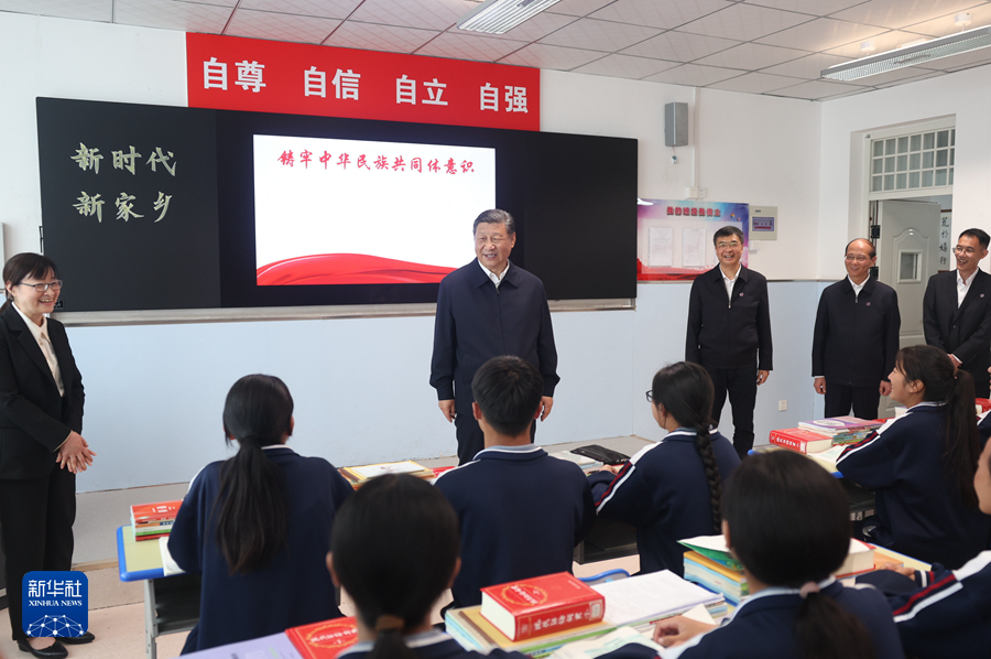 6月18日至19日，中共中央總書記、國家主席、中央軍委主席習近平在青海考察。這是18日下午，習近平在果洛西寧民族中學高一（1）班觀摩“新時代、新家鄉”主題思政課。