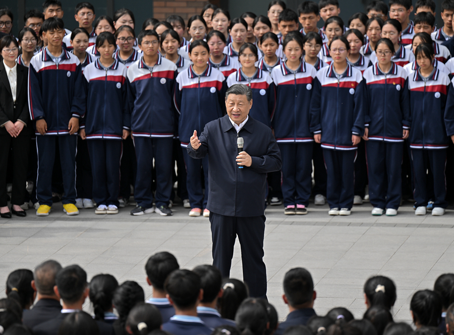 6月18日至19日，中共中央總書記、國家主席、中央軍委主席習近平在青海考察。這是18日下午，習近平在果洛西寧民族中學考察時，同師生們親切交流。