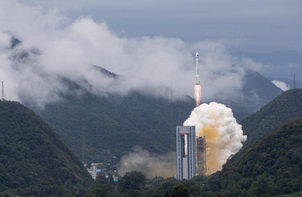 我國北斗三號全球衛星導航系統最後一顆組網衛星在西昌衛星發射中心點火升空（2020年6月23日攝）。