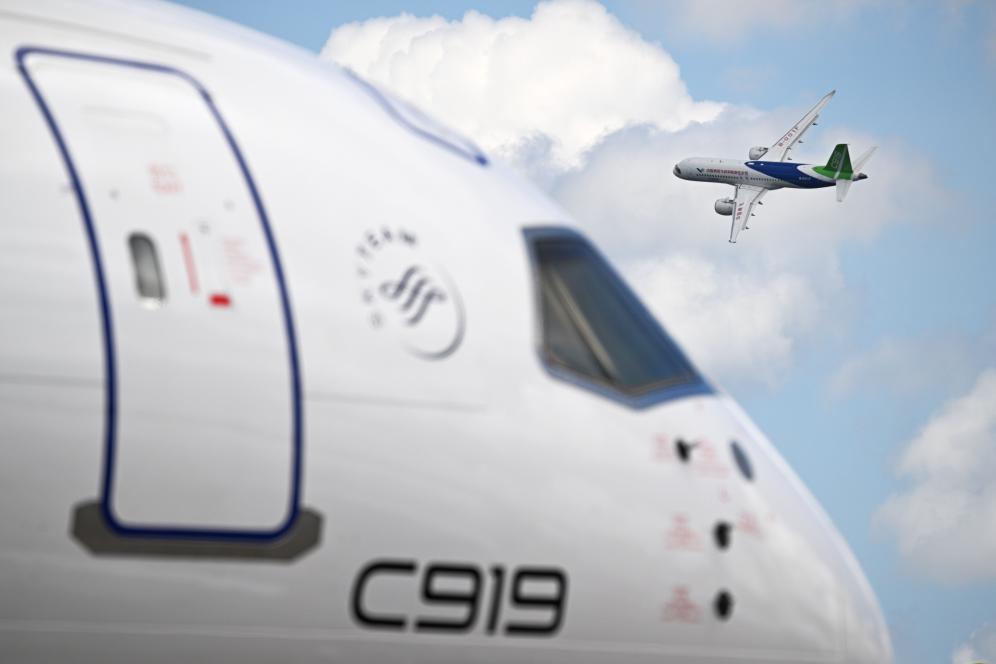 一架中國商飛公司C919客機在新加坡航展上做飛行表演（2024年2月20日攝）。