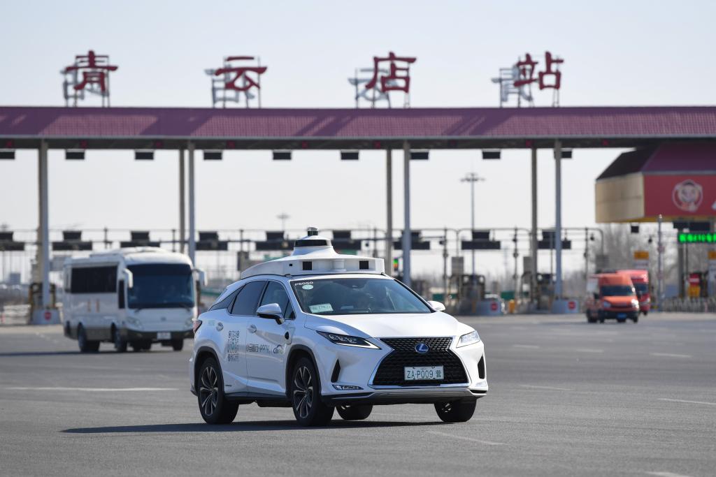 一輛自動駕駛車行駛在北京大興國際機場到亦莊的自動駕駛線路上（2024年3月1日攝）。