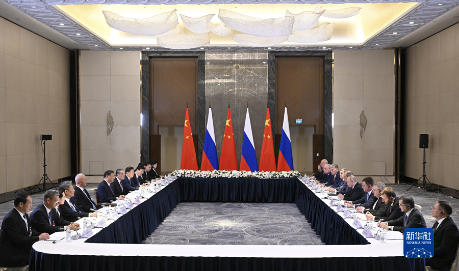當地時間7月3日晚，國家主席習近平在阿斯塔納出席上海合作組織峰會前會見俄羅斯總統普京。