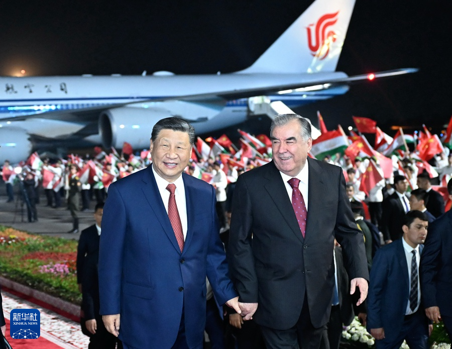 當地時間7月4日晚，國家主席習近平乘專機抵達杜尚別，應塔吉克共和國總統拉赫蒙邀請，對塔吉克進行國事訪問。拉赫蒙在機場為習近平舉行盛大隆重的迎賓儀式。