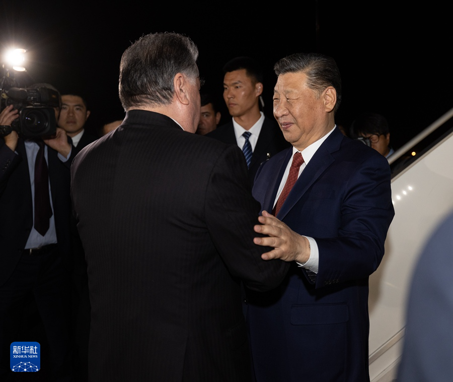 當地時間7月4日晚，國家主席習近平乘專機抵達杜尚別，應塔吉克共和國總統拉赫蒙邀請，對塔吉克進行國事訪問。專機抵達杜尚別國際機場時，塔吉克總統拉赫蒙率高級官員熱情迎接。