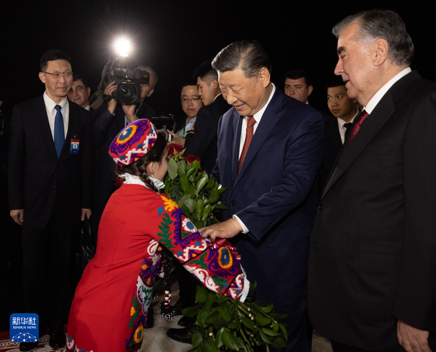 當地時間7月4日晚，國家主席習近平乘專機抵達杜尚別，應塔吉克共和國總統拉赫蒙邀請，對塔吉克進行國事訪問。專機抵達杜尚別國際機場時，塔吉克總統拉赫蒙率高級官員熱情迎接。塔吉克兒童向習近平獻花，用中、塔文歡迎習近平到訪。