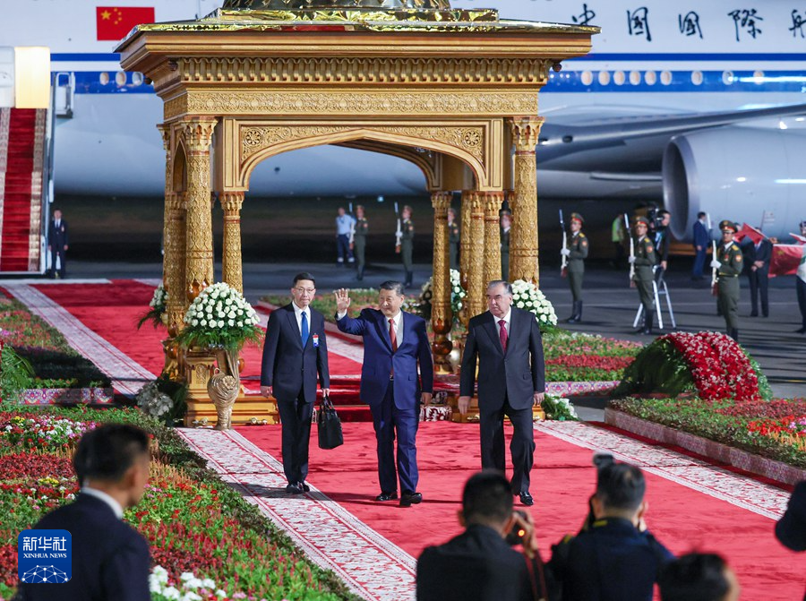 當地時間7月4日晚，國家主席習近平乘專機抵達杜尚別，應塔吉克共和國總統拉赫蒙邀請，對塔吉克進行國事訪問。拉赫蒙在機場為習近平舉行盛大隆重的迎賓儀式。
