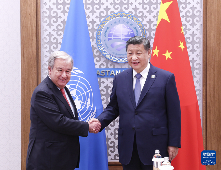 當地時間7月4日下午，國家主席習近平在阿斯塔納出席上海合作組織峰會期間會見聯合國秘書長古特雷斯。