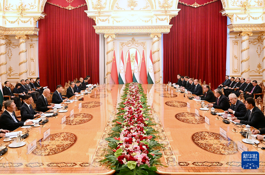 當地時間7月5日下午，國家主席習近平同塔吉克總統拉赫蒙在杜尚別總統府舉行會談。這是兩國元首舉行大範圍會談。