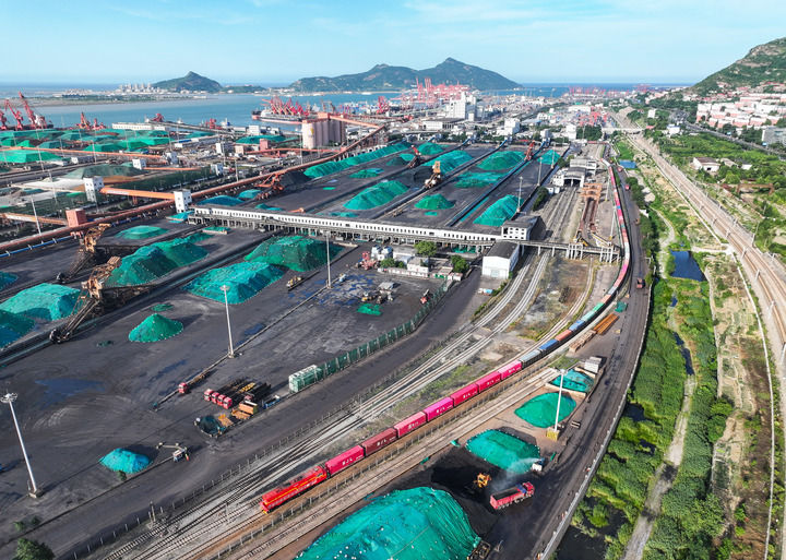 2024年6月26日，“南韓-連雲港-中亞”國際多式聯運班列從中哈連雲港物流合作基地出發，駛往哈薩克、烏茲別克（無人機照片）。班列運載的55個大櫃此前於6月13日從南韓境內發出，經釜山港海運抵達連雲港後轉由鐵路運輸。