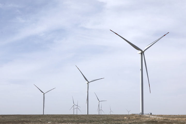 這是2023年4月3日在哈薩克札納塔斯拍攝的札納塔斯100兆瓦風電項目風機。