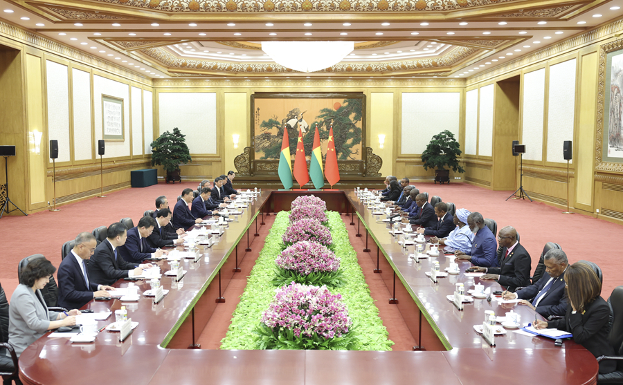 7月10日下午，國家主席習近平在北京人民大會堂同來華進行國事訪問的幾內亞比索總統恩巴洛舉行會談。