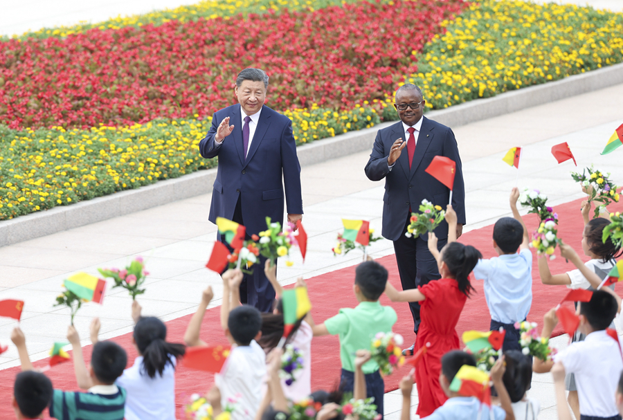 7月10日下午，國家主席習近平在北京人民大會堂同來華進行國事訪問的幾內亞比索總統恩巴洛舉行會談。這是會談前，習近平在人民大會堂東門外廣場為恩巴洛舉行歡迎儀式。