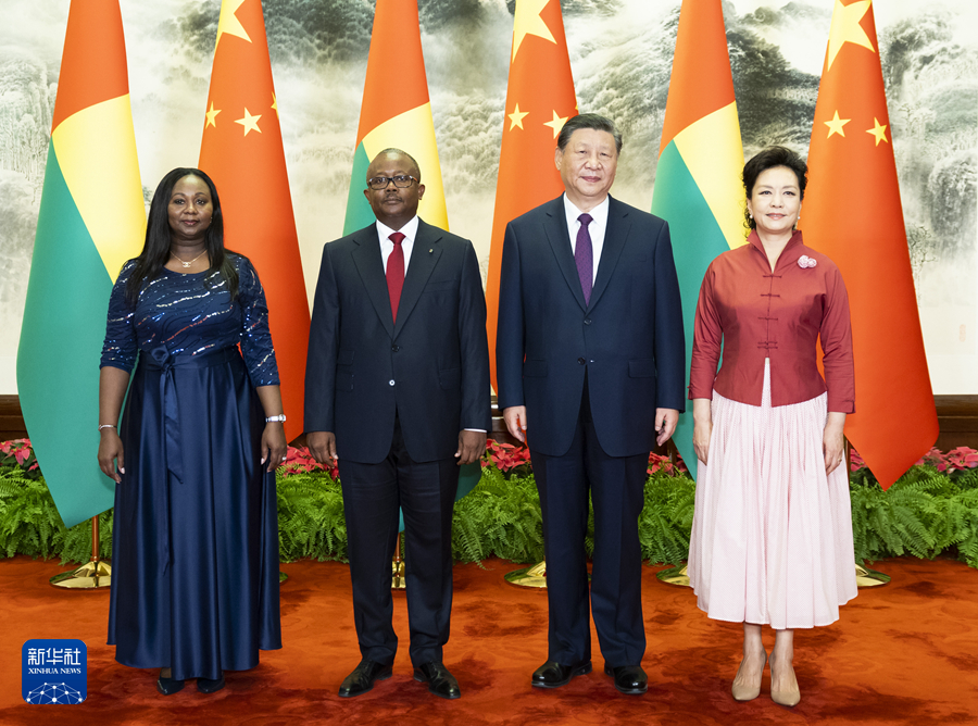 7月10日下午，國家主席習近平在北京人民大會堂同來華進行國事訪問的幾內亞比索總統恩巴洛舉行會談。這是會談前，習近平和夫人彭麗媛同恩巴洛和夫人迪尼西婭合影。