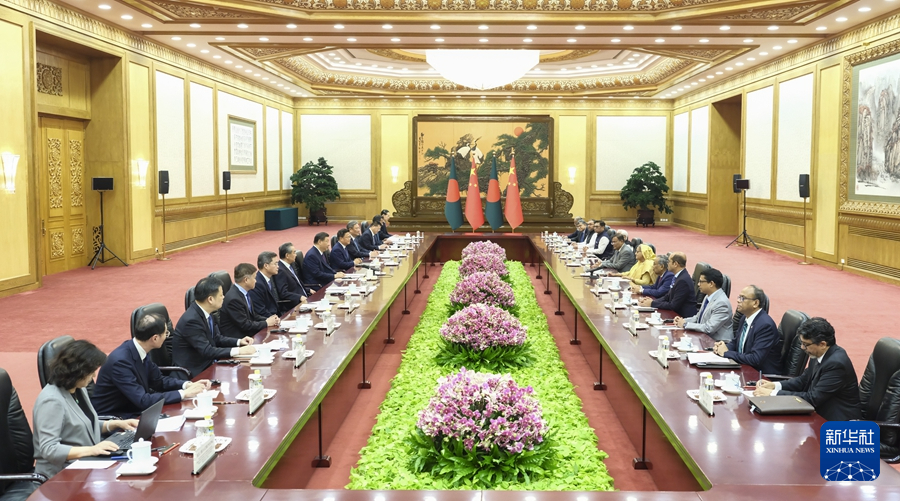 7月10日下午，國家主席習近平在北京人民大會堂會見來華進行正式訪問的孟加拉國總理哈西娜。