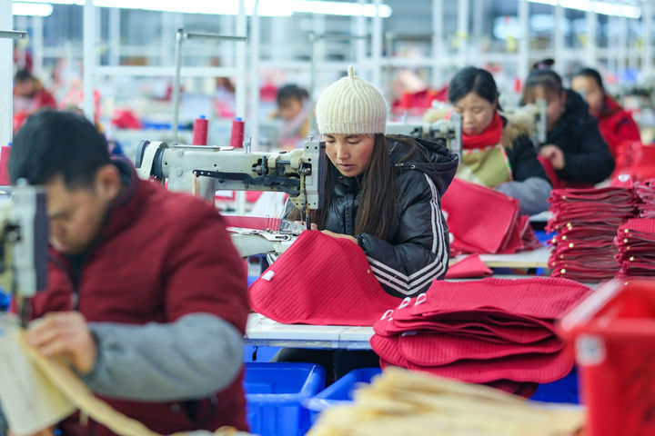 2024年1月18日，社區居民在紅安社區的鄉村振興就業車間工作。紅安社區是由易地搬遷安置區單獨成立的新社區，位於湖南省湘西土家族苗族自治州鳳凰縣禾庫鎮。