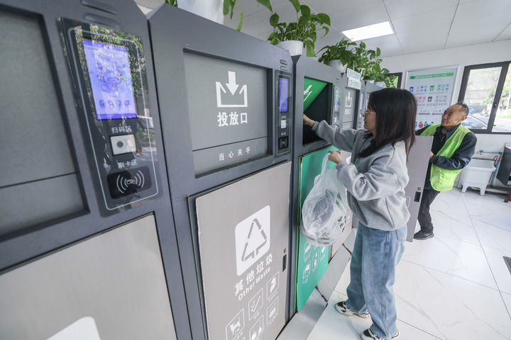 2024年4月10日，在浙江省湖州市吳興區飛英街道新華府小區內，居民在垃圾分類智慧系統的指導下進行垃圾分類投放，居民的投放情況將實時匯總到智慧服務平臺，會有相應的積分獎勵。