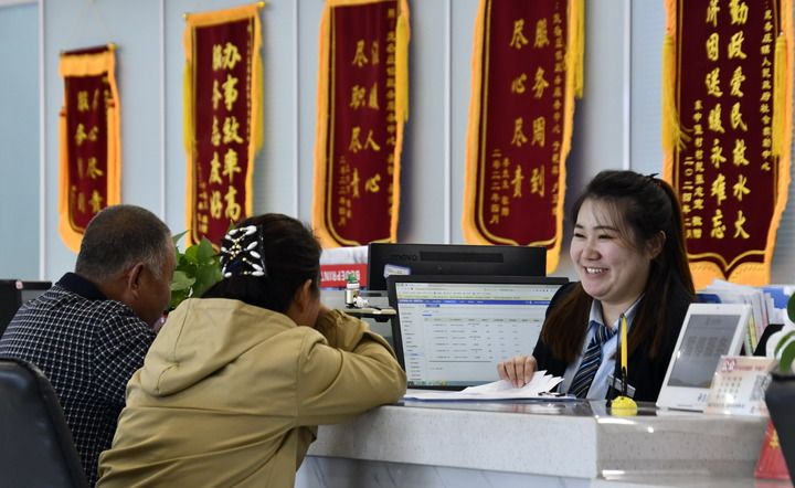 2024年3月25日，北京市大興區龐各莊鎮政務服務中心的工作人員耐心為群眾解答問題。大興區龐各莊鎮政務服務中心用“最多跑一次”的工作理念為企業和群眾提供了便利化、精準化、個性化的衍生服務。