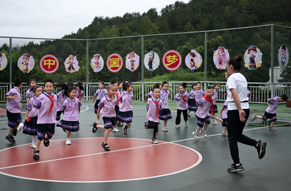 在廣西桂林市龍勝各族自治縣龍勝鎮第二小學，一名老師在指導學生們練習多耶舞蹈動作（2024年6月26日攝）。