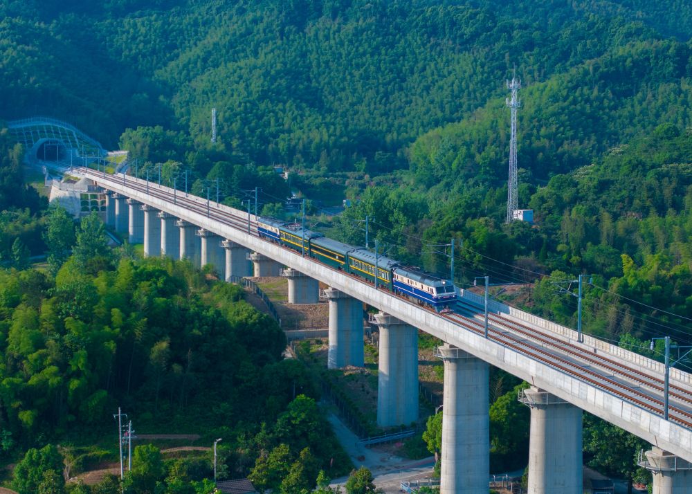 2024年5月18日，杭溫高鐵檢測列車駛出山星岩隧道（無人機照片）。