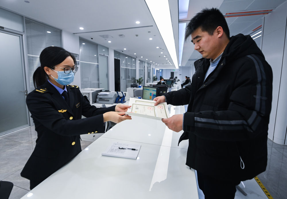 企業負責人在浙江省湖州市吳興區中小微企業一站式服務平臺領取營業執照（2023年2月8日攝）。