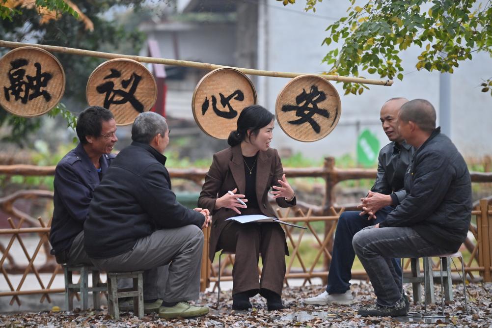 在廣西融安縣浮石鎮六寮村議事協商主題廣場，鎮、村幹部和村民在議事（2024年1月5日攝）。