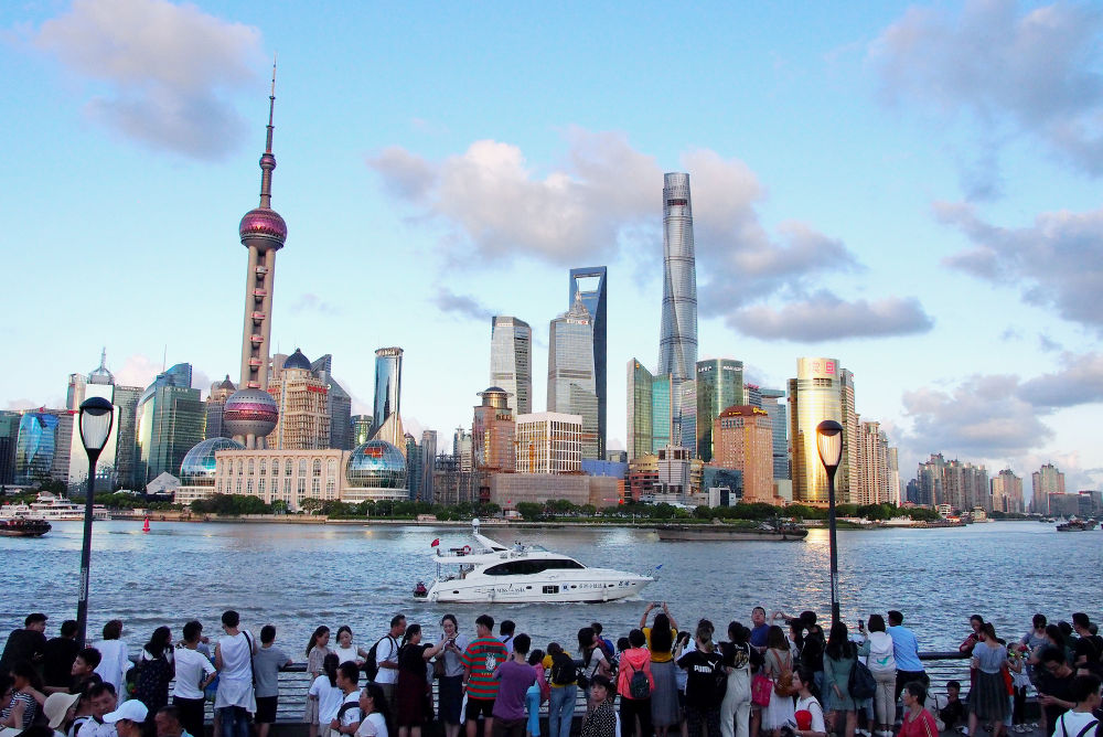 游客在上海外灘欣賞浦東陸家嘴景色（2019年8月2日攝）。