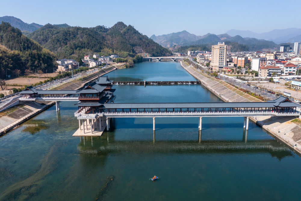 浙江省杭州市臨安區昌化鎮的黨員志願者在昌化溪打撈漂浮物，保持河面清潔美觀（2023年3月14日攝，無人機照片）。
