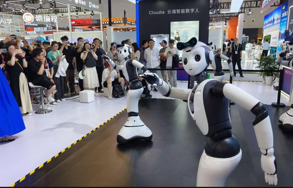 2024年7月5日，在上海舉行的2024世界人工智慧大會上，一家人工智慧公司推出的“具身智慧本體”跳舞機器人，吸引觀眾前來參觀。