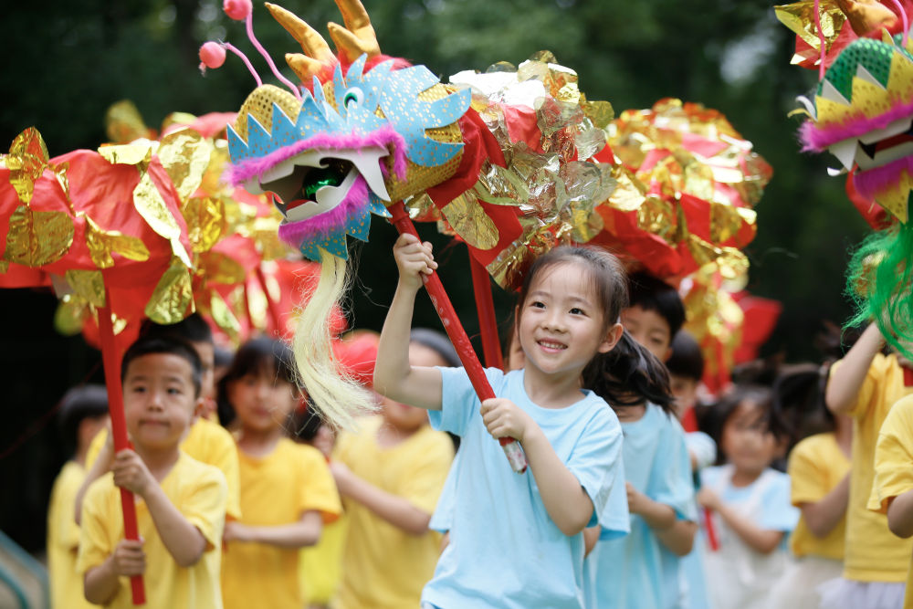2024年5月30日，浙江省溫嶺市中心幼兒園的小朋友在舞龍。