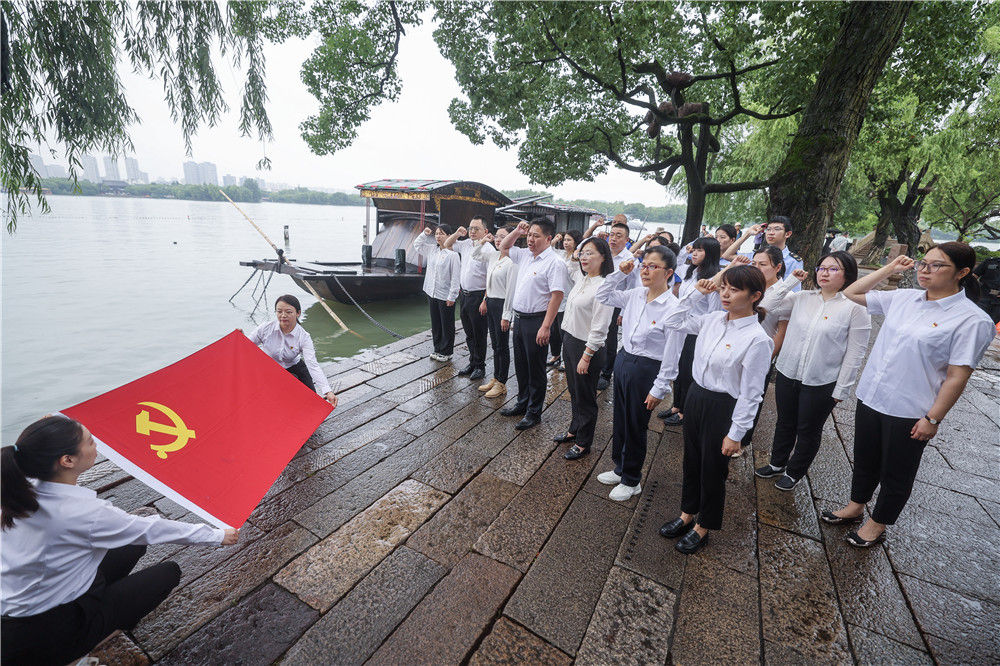 2024年6月28日，黨員們在浙江嘉興南湖紅船旁重溫入黨誓詞。