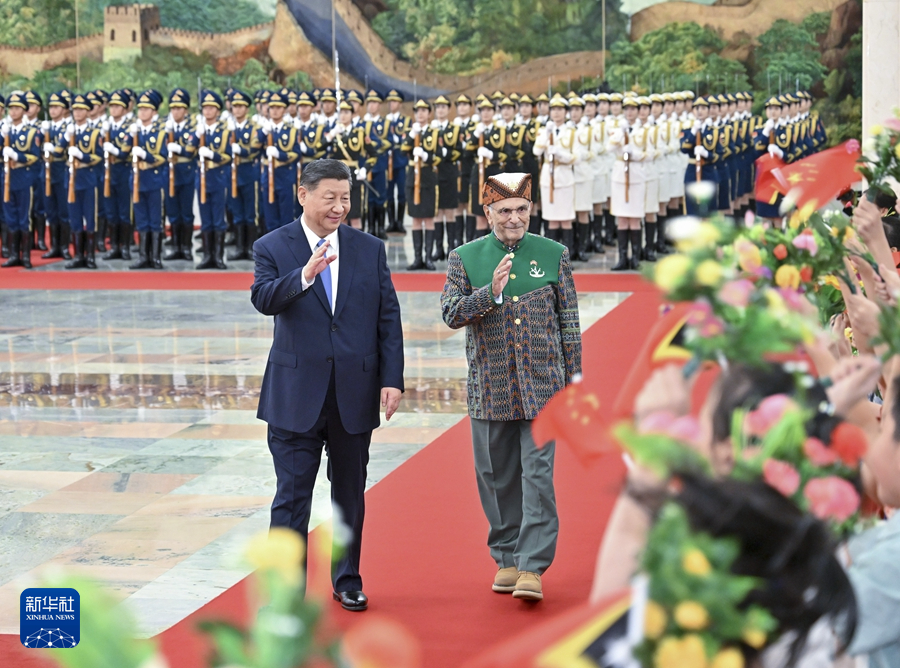 7月29日上午，國家主席習近平在北京人民大會堂同來華進行國事訪問的東帝汶總統奧爾塔舉行會談。這是會談前，習近平在人民大會堂北大廳為奧爾塔舉行歡迎儀式。
