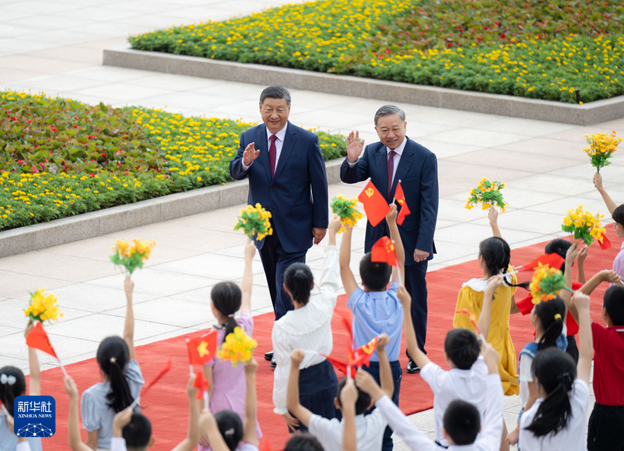 8月19日，中共中央總書記、國家主席習近平在北京人民大會堂同來華進行國事訪問的越共中央總書記、國家主席蘇林舉行會談。這是會談前，習近平在人民大會堂東門外廣場為蘇林舉行歡迎儀式。