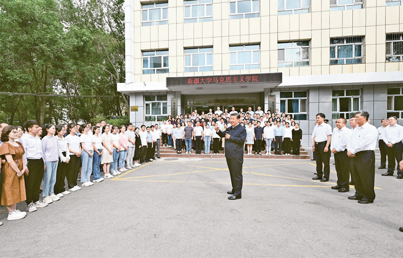 2022年7月12日至15日，中共中央總書記、國家主席、中央軍委主席習近平在新疆考察。這是12日下午，習近平在新疆大學考察時，同師生們親切交流。