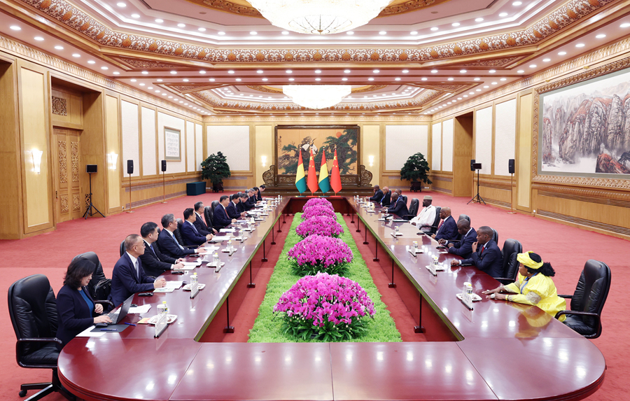 9月2日晚，國家主席習近平在北京人民大會堂會見來華出席中非合作論壇北京峰會的幾內亞總統敦布亞。