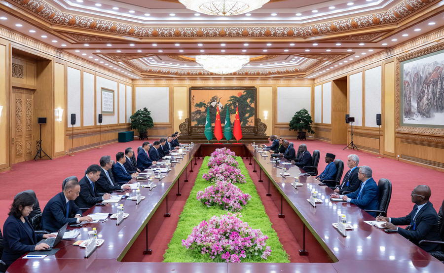 9月3日上午，國家主席習近平在北京人民大會堂會見來華出席中非合作論壇北京峰會的非盟委員會主席法基。