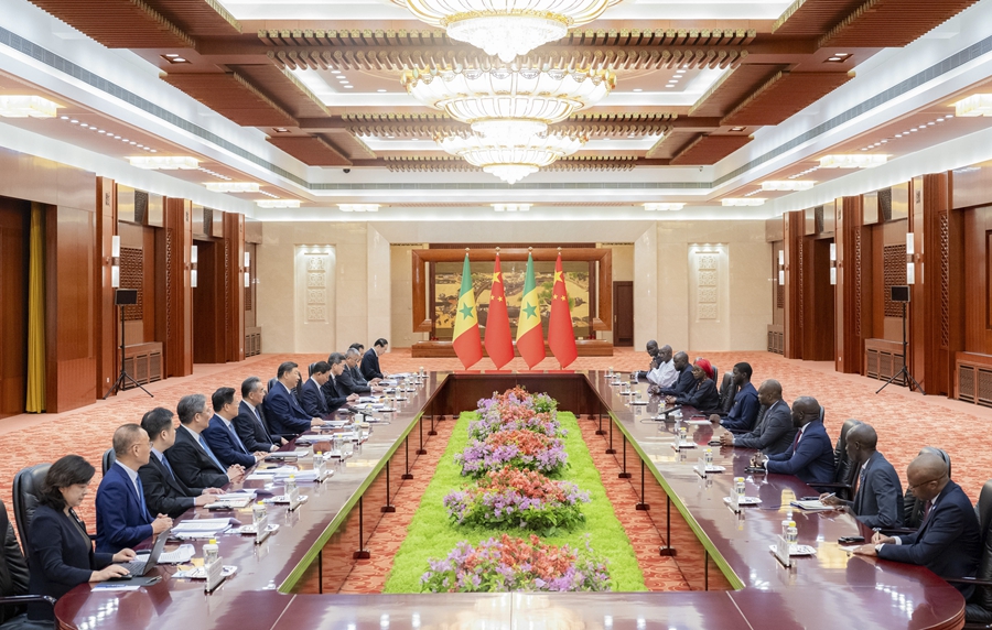 9月4日上午，國家主席習近平在北京人民大會堂同來華出席中非合作論壇北京峰會並進行國事訪問的塞內加爾總統法耶舉行會談。