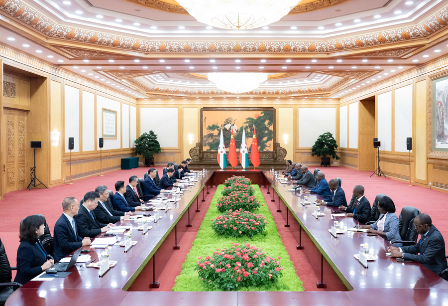 9月6日上午，國家主席習近平在北京人民大會堂會見來華出席中非合作論壇北京峰會的蒲隆地總統恩達伊施米耶。