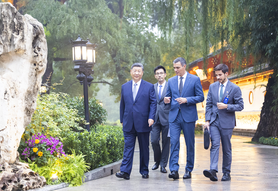 9月9日下午，國家主席習近平在北京釣魚臺國賓館會見來華正式訪問的西班牙首相桑切斯。這是習近平同桑切斯一起散步。