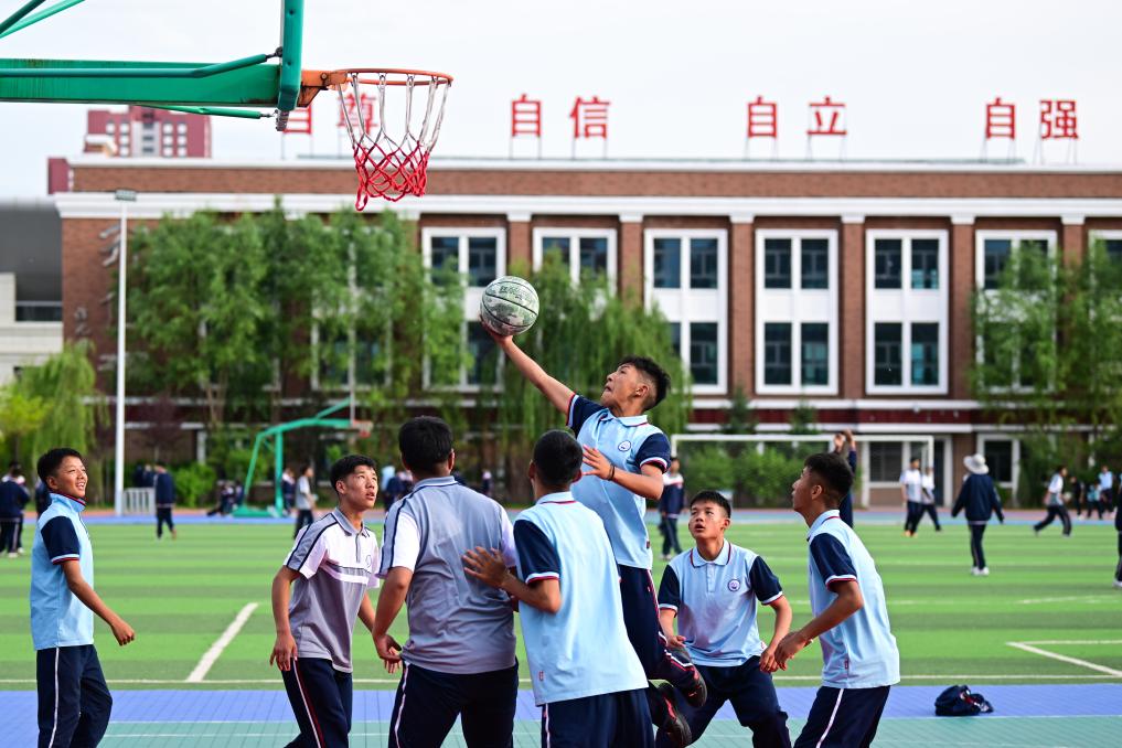 果洛西寧民族中學學生在打籃球。
