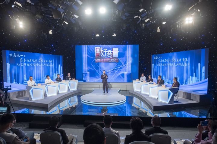 政協委員、政府部門代表、物業代表等在廣州市政協“有事好商量”民生實事協商平臺，圍繞加強裝修垃圾管理議題展開協商（2021年11月19日攝）。