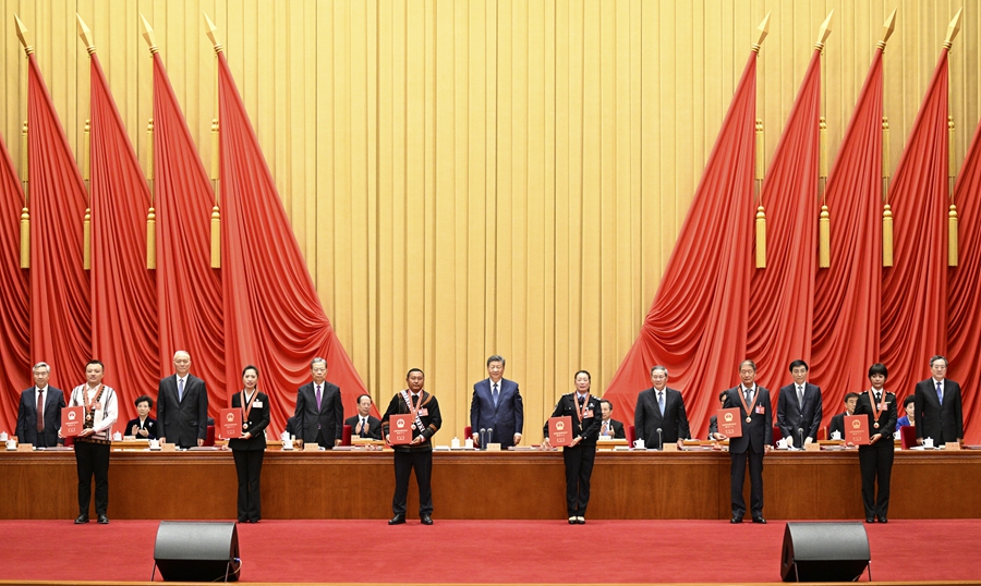 9月27日，全國民族團結進步表彰大會在北京舉行。這是習近平等為受表彰的模範個人和模範集體代表頒獎。