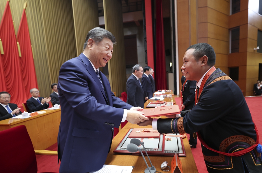 9月27日，全國民族團結進步表彰大會在北京舉行。這是習近平等為受表彰的模範個人和模範集體代表頒獎。