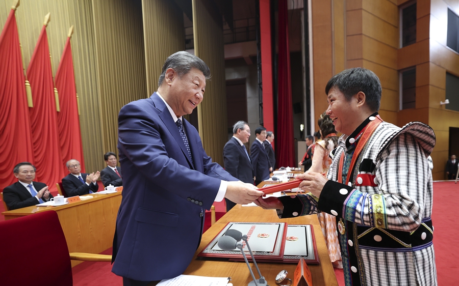 9月27日，全國民族團結進步表彰大會在北京舉行。這是習近平等為受表彰的模範個人和模範集體代表頒獎。