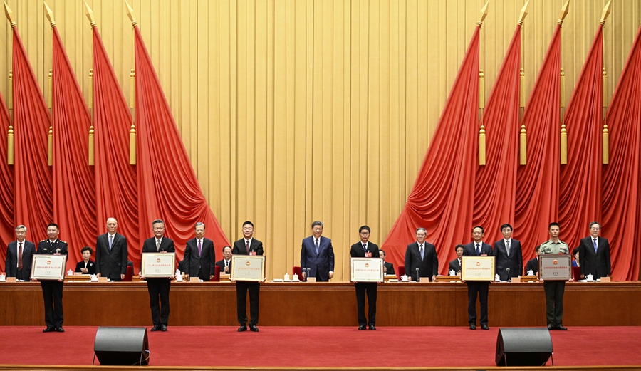 9月27日，全國民族團結進步表彰大會在北京舉行。這是習近平等為受表彰的模範個人和模範集體代表頒獎。